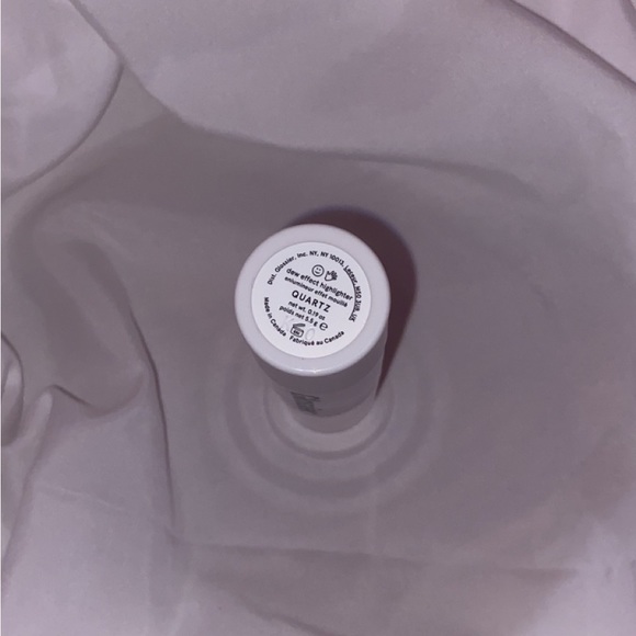 Glossier Haloscope Dew Effect Highlighter in Quartz - Picture 3 of 3